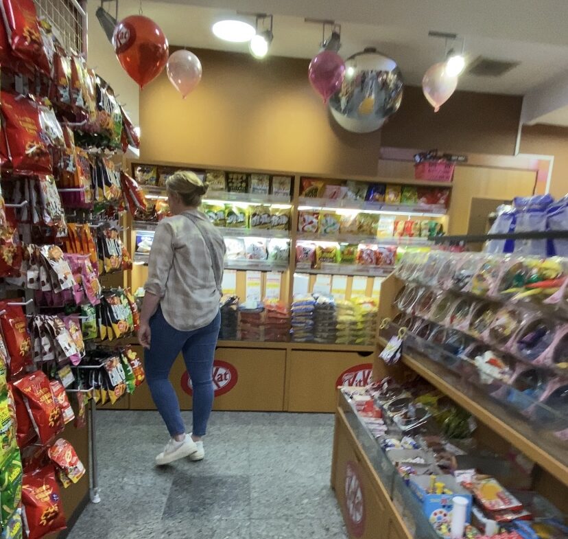 お菓子のデパートよしや 心斎橋店のお菓子